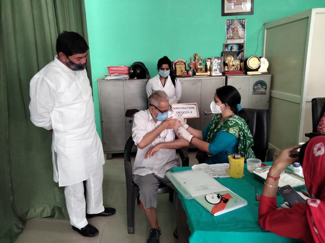 ऋषि राज राणा के नेतृत्व में सैकड़ों महिला बुजुर्गों को लगा कोरोना का टीका